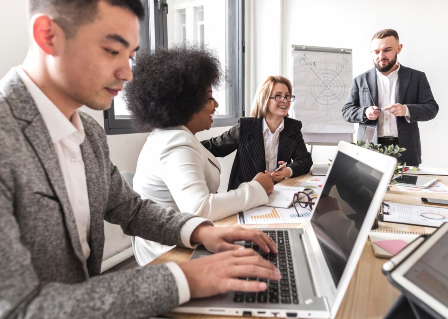Análisis de tendencias financieras en entorno profesional