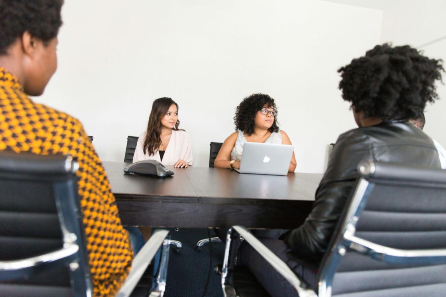 Equipo empresarial en sesión de formación financiera