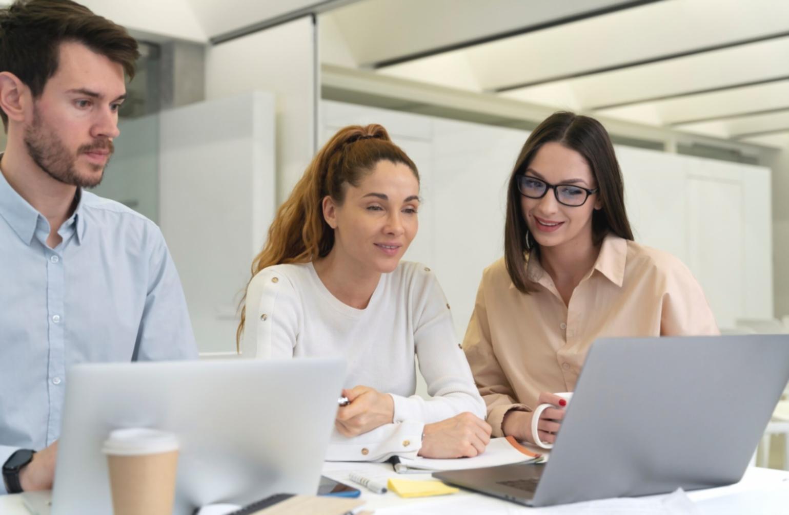 Equipo analizando tendencias financieras en Barcelona